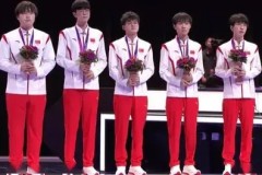 战胜GEN后，Tabe教练上台拥抱每一位选手